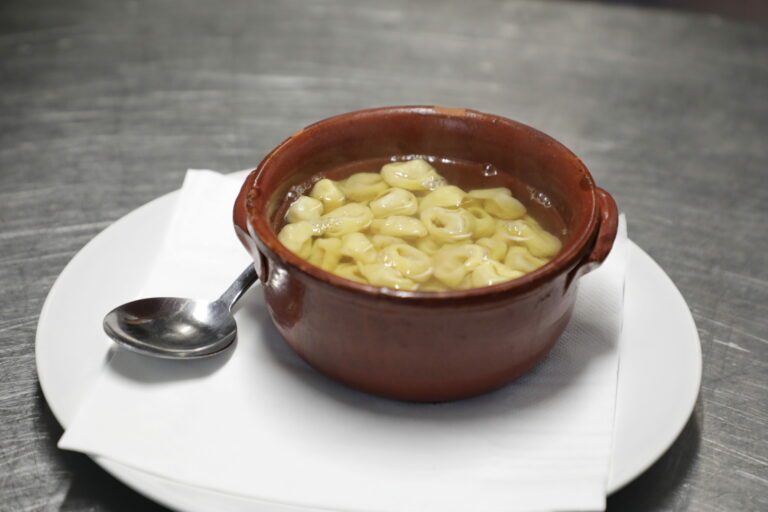 Tortellini in brodo - tradizionali bolognesi