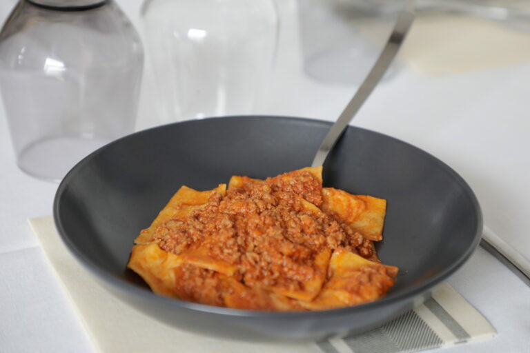 Ravioli di zucca al ragu